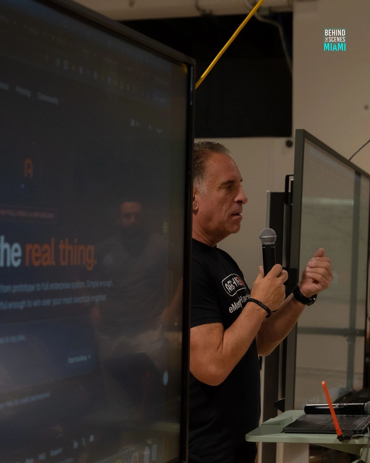 La cosa va en serio: un builder toma el micrófono en el hackathon del Miami AI Summit.