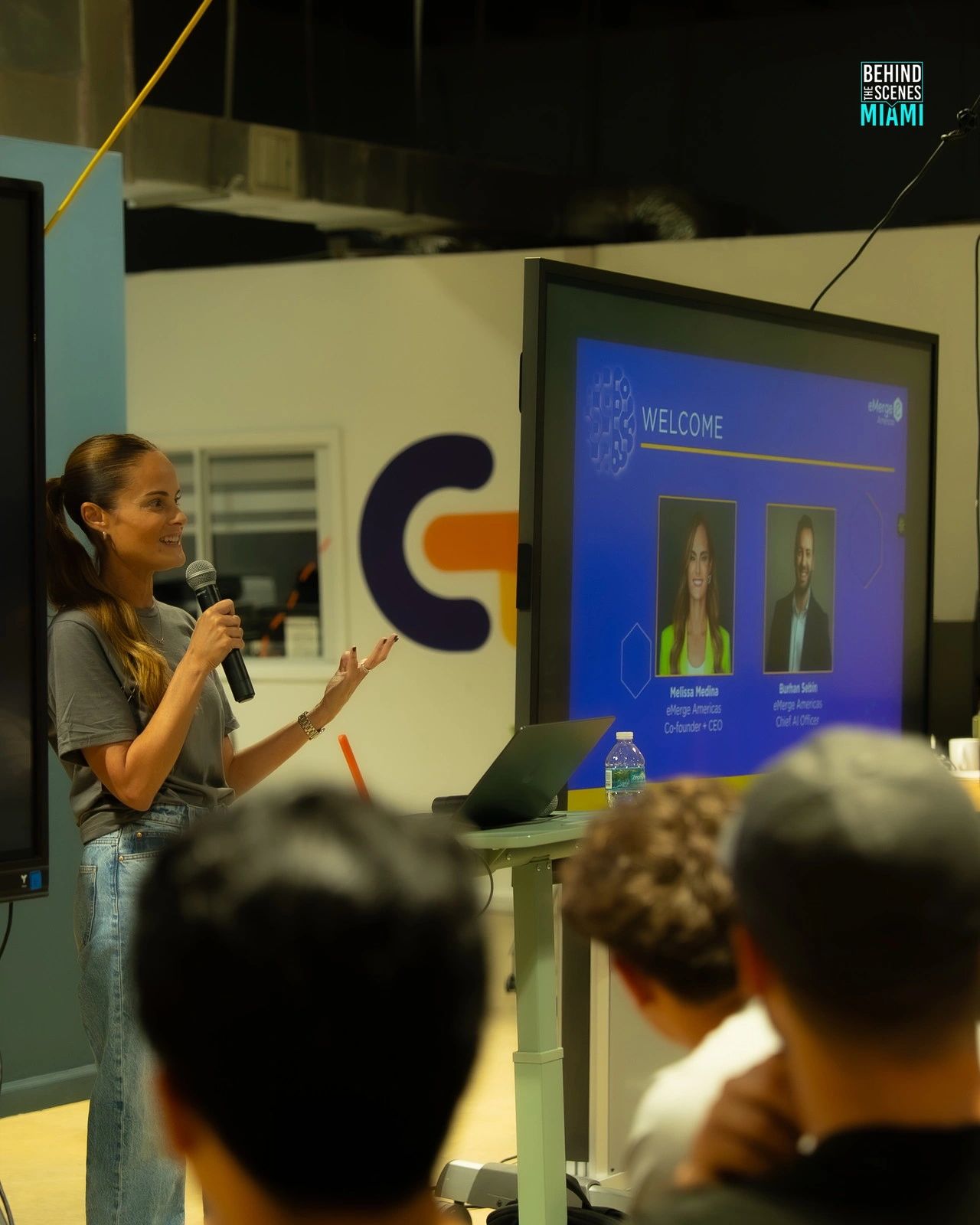 Melissa Medina, cofundadora y CEO de eMerge Americas, da la bienvenida a la sala.