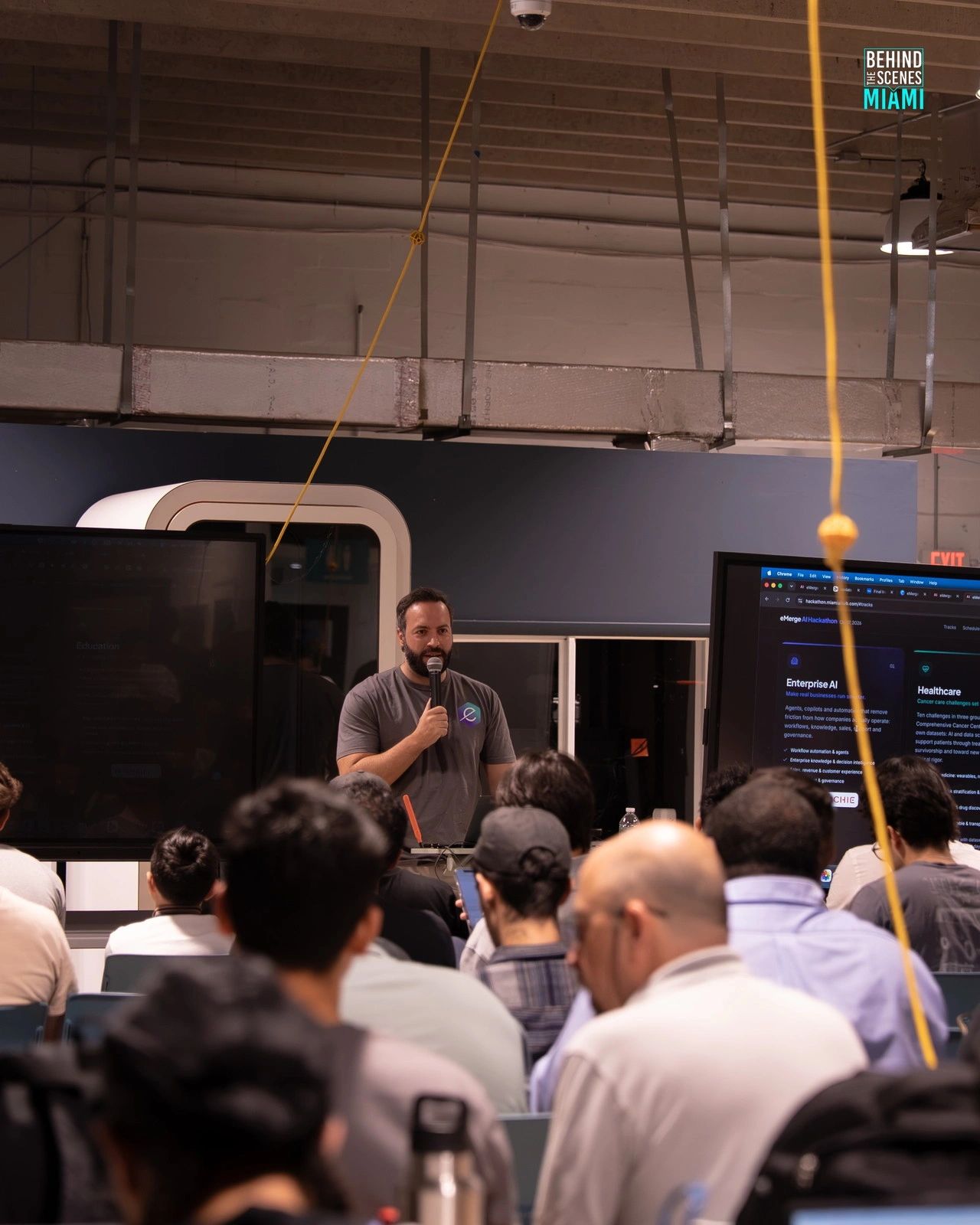Sala llena y atenta: el piso del hackathon en el Miami AI Summit.