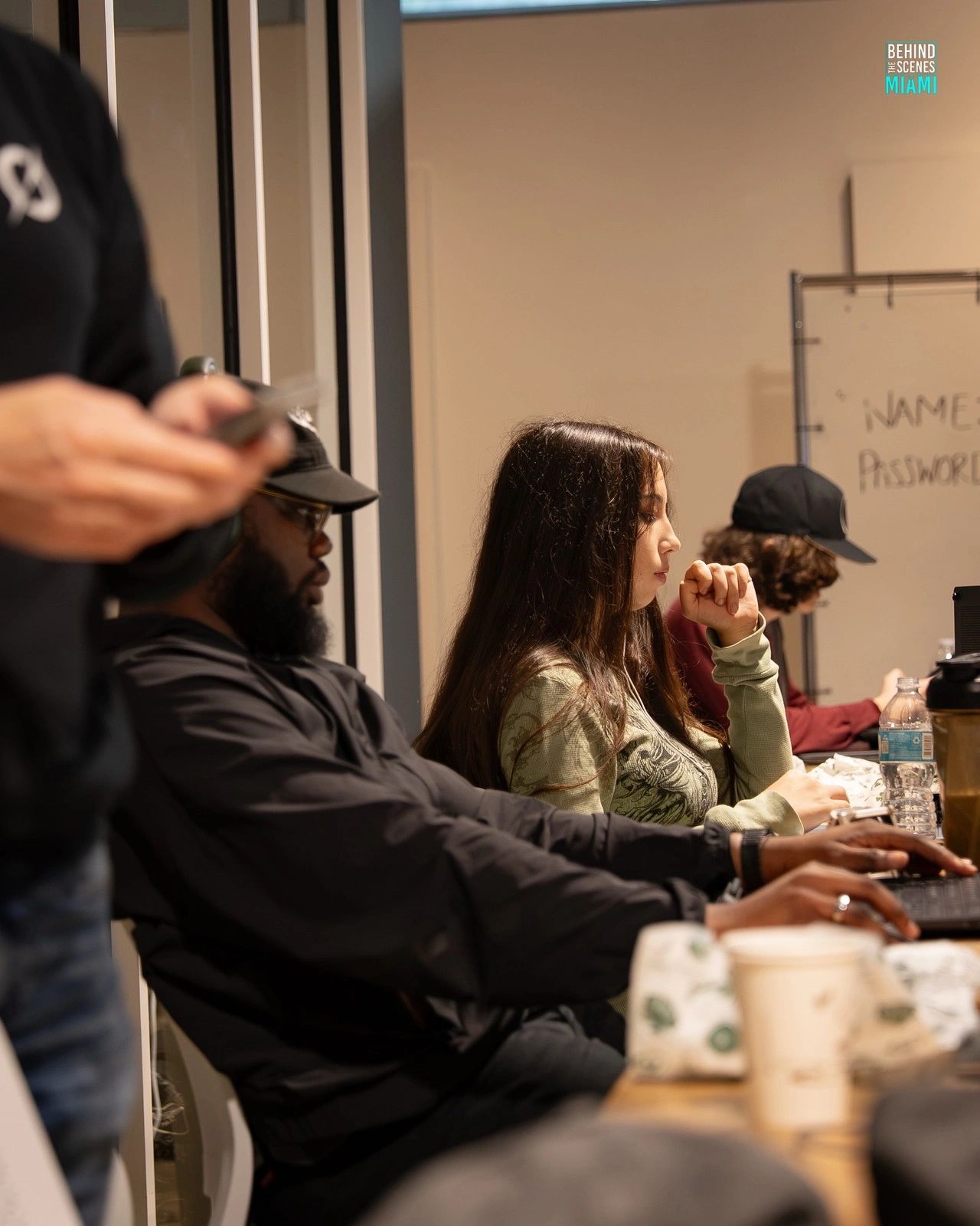 Cabezas abajo, a construir: un equipo en pleno trabajo durante el hackathon.
