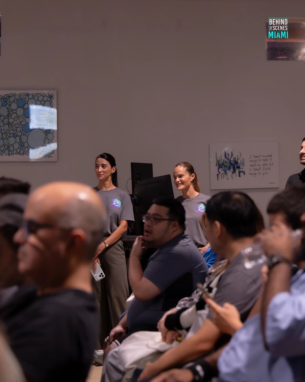 El equipo de eMerge Americas observa cómo sus builders toman la palabra.