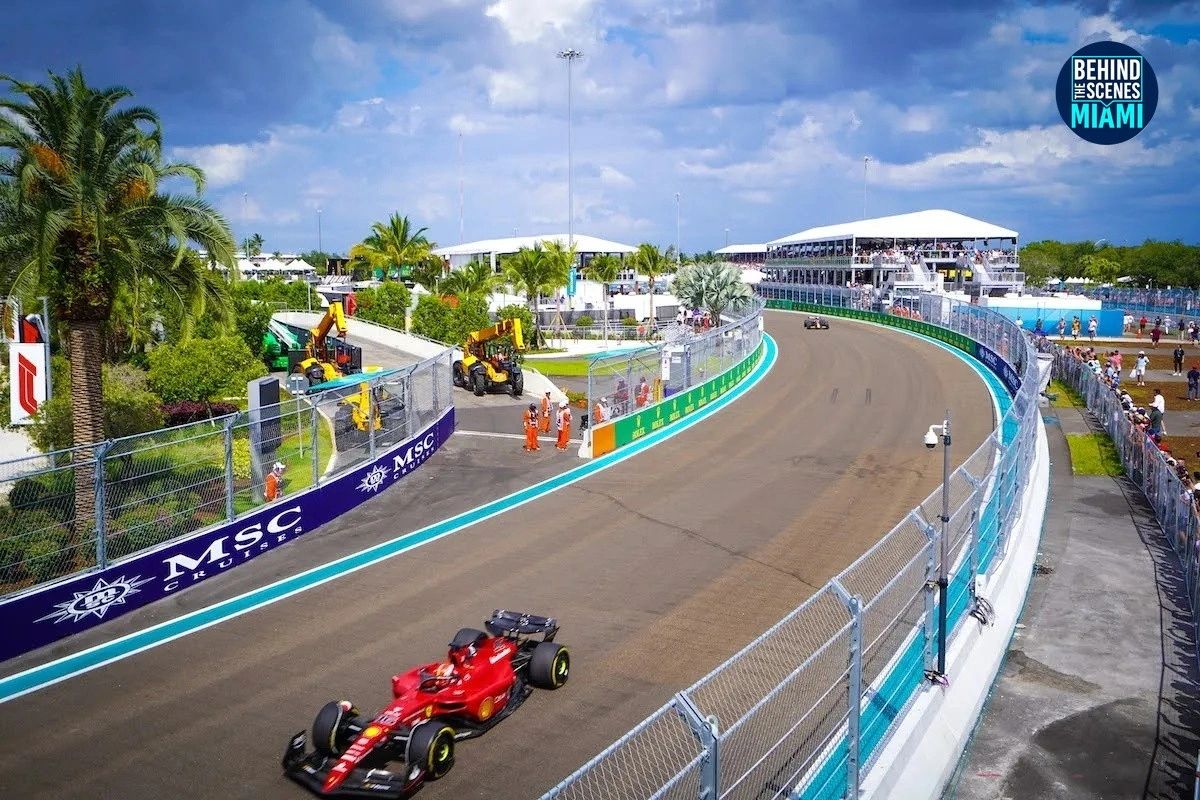 Un Ferrari en plena inclinación en el Miami International Autodrome.