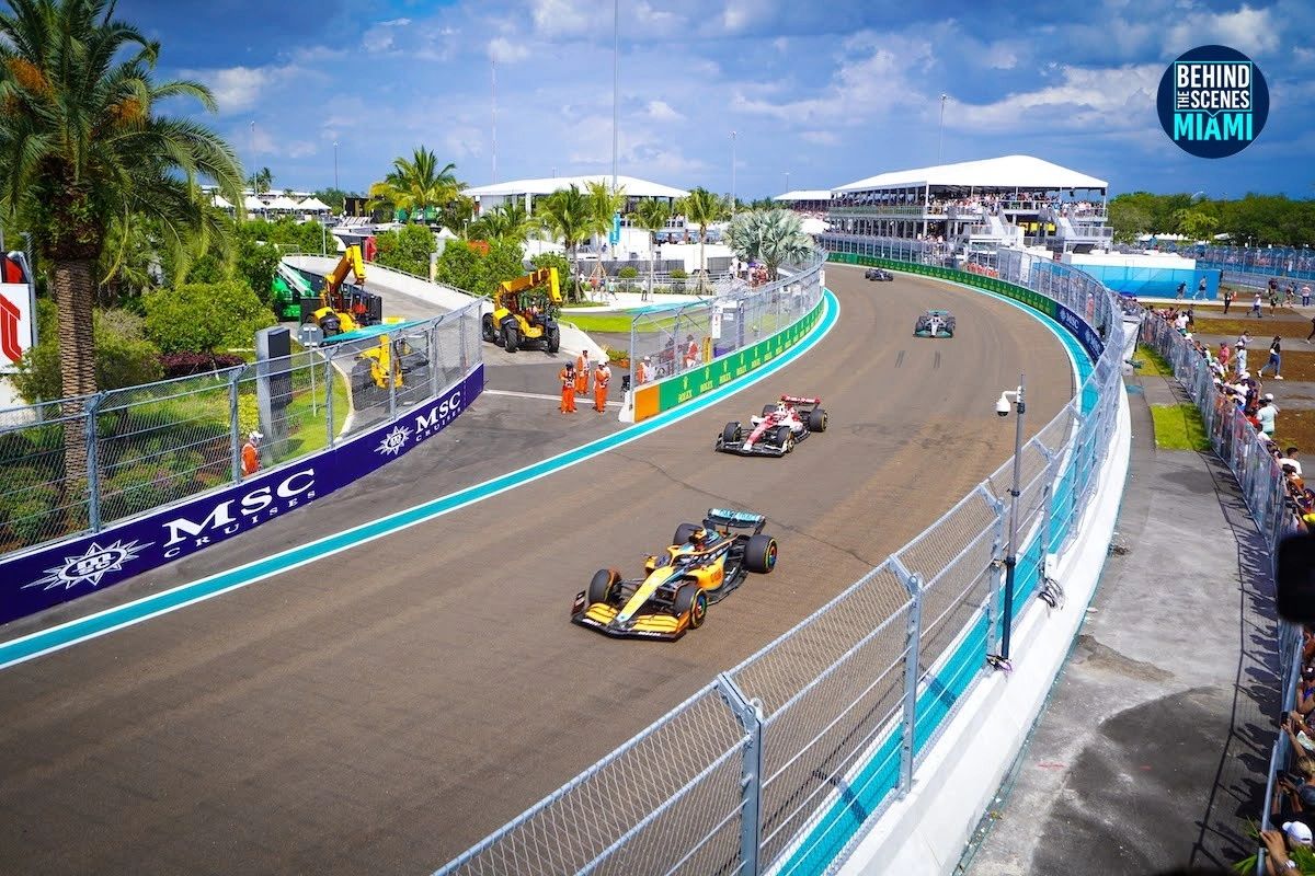 Dos coches, una curva: velocidad en el Miami International Autodrome.