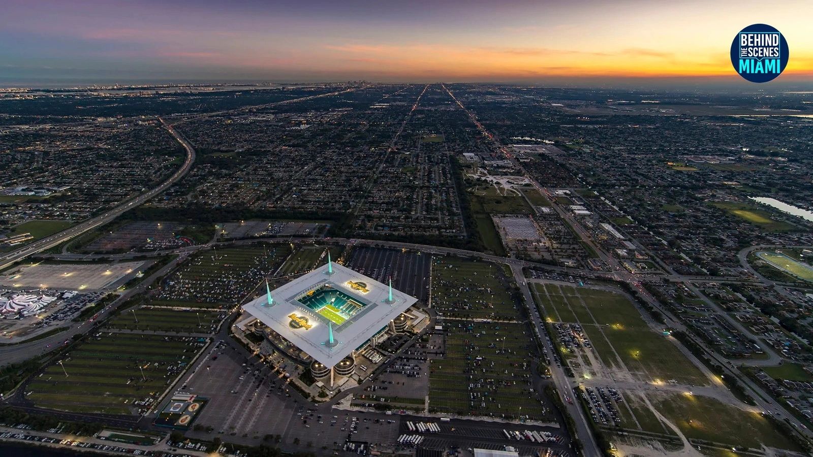 Cae el atardecer sobre el Hard Rock Stadium y toda la ciudad brilla con él.