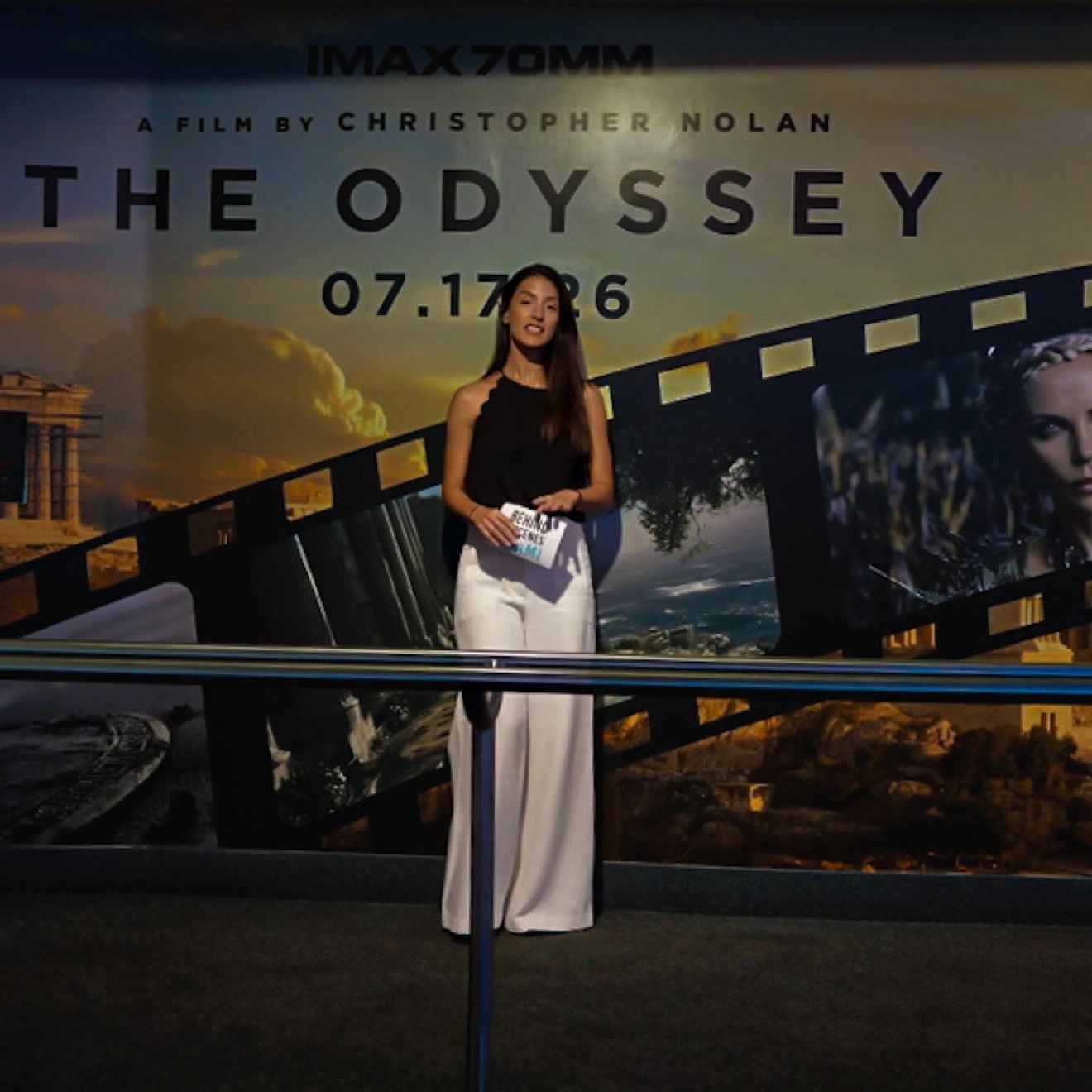 Yelain Santoyo frente a The Odyssey, la película de Christopher Nolan en IMAX 70mm.